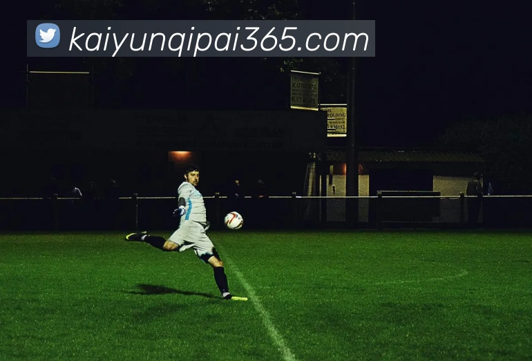 保罗乔治表现稳定12投6中贡献14分4篮板5助攻2抢断正负值高达9